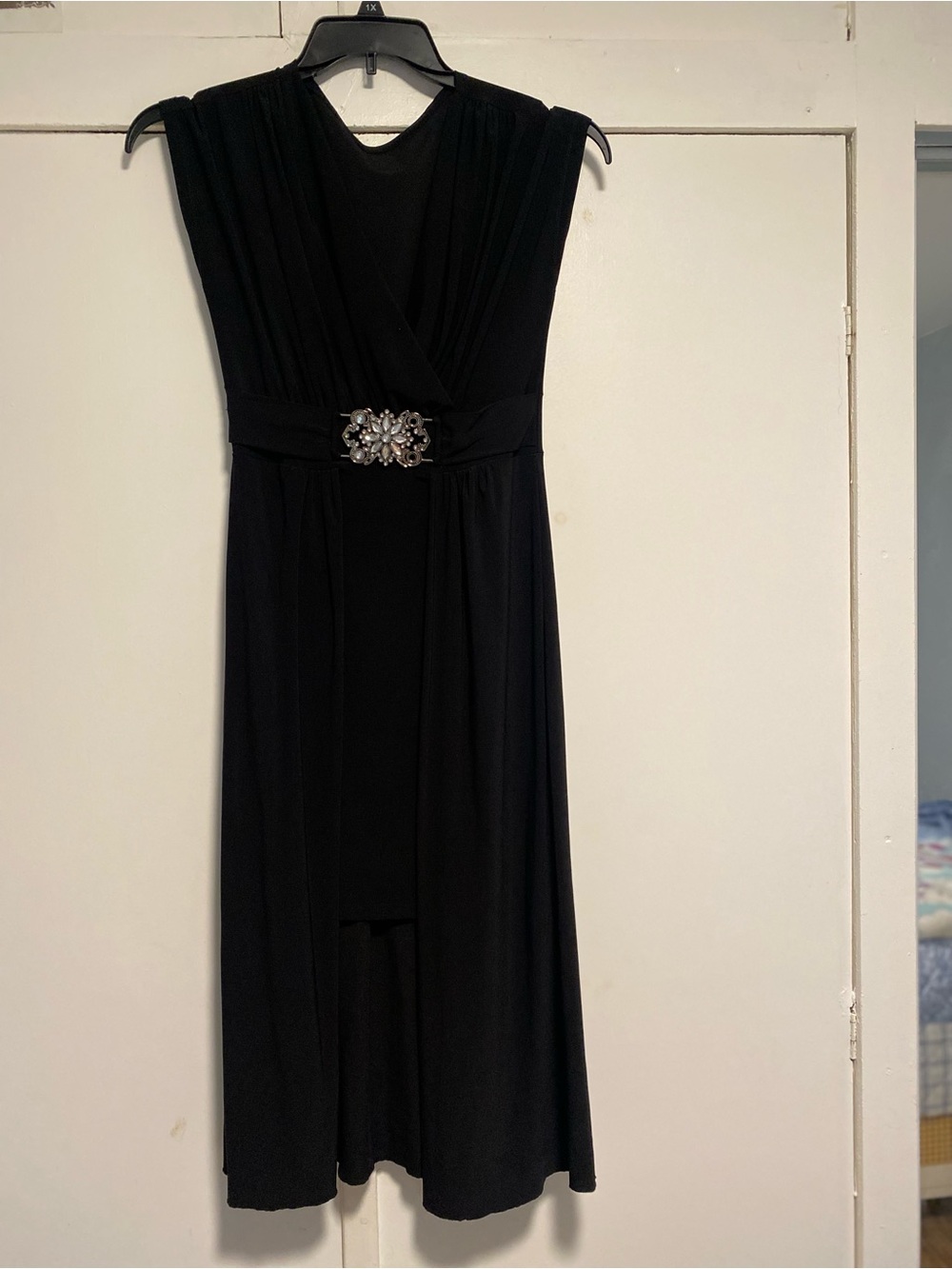 Black Sleeveless V-Neck Midi Dress with Embellished Waist XS